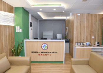 Wellness Centers vs Traditional Clinics: Whats Better in 2025